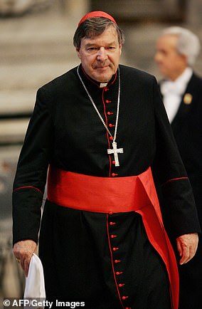 El cardenal George Pell, de 77 años, es conocido como el tesorero del Vaticano y se le concedió un permiso de ausencia mientras enfrentaba un juicio por delitos sexuales contra menores en Australia.  ha entregado su pasaporte