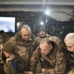 El comandante de las fuerzas terrestres Syrskyi se reúne con los defensores de Bakhmut y Soledar