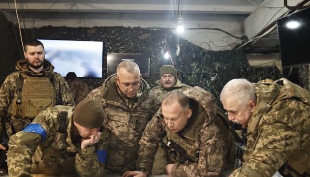 El comandante de las fuerzas terrestres Syrskyi se reúne con los defensores de Bakhmut y Soledar