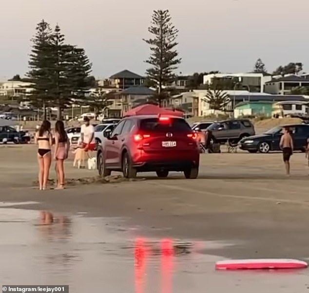 Una mujer perdió su licencia después de conducir de forma errática alrededor de familias con niños pequeños en una concurrida playa australiana.
