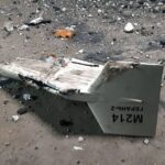 Parte de un dron Shahed-136 de fabricación iraní derribado y lanzado por Rusia se ve cerca de Kupiansk, Ucrania.  Un nuevo informe encontró piezas fabricadas por 13 empresas estadounidenses en un dron similar