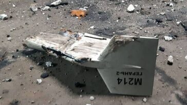 Parte de un dron Shahed-136 de fabricación iraní derribado y lanzado por Rusia se ve cerca de Kupiansk, Ucrania.  Un nuevo informe encontró piezas fabricadas por 13 empresas estadounidenses en un dron similar