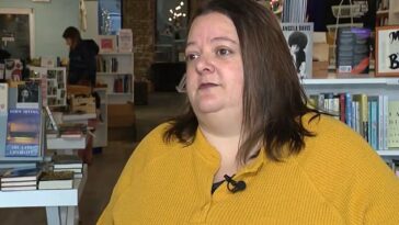 La librera independiente de Chicago, Rebecca George, de 42 años, expresó su frustración después de que un cliente devolviera una compra de arte y libros de cocina por valor de $ 800