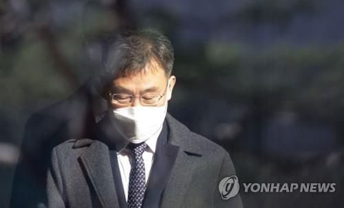 Chief editor of Hankyoreh newspaper steps down as reporter borrowed money from key figure in development scandal