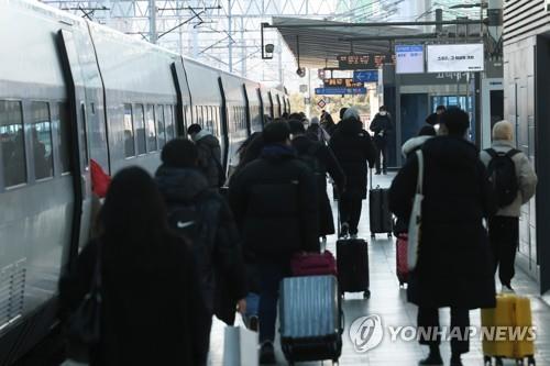 Holiday exodus starts on eve of 1st COVID-19 restrictions-free Lunar New Year holiday in 3 yrs