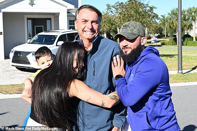 El martes, el expresidente brasileño Jair Bolsonaro finalmente salió de su cómodo refugio en Kissimmee, Florida, para reunirse y saludar a sus seguidores expatriados.