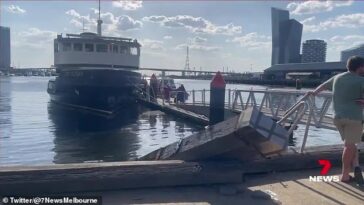 Un ferry causó grandes daños cuando se estrelló contra un muelle en Docklands el sábado por la noche.