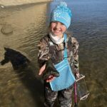Molly Sampson, de 9 años, se ató un par de botas de pesca el día de Navidad y se dirigió a la bahía de Chesapeake para buscar a 'Meg'.  Encontró un diente de cinco pulgadas en las aguas poco profundas