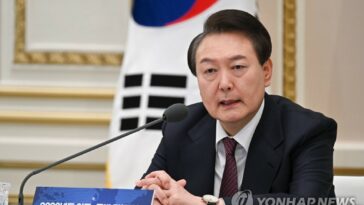 Yoon&apos;s approval rating falls below 40 pct: poll