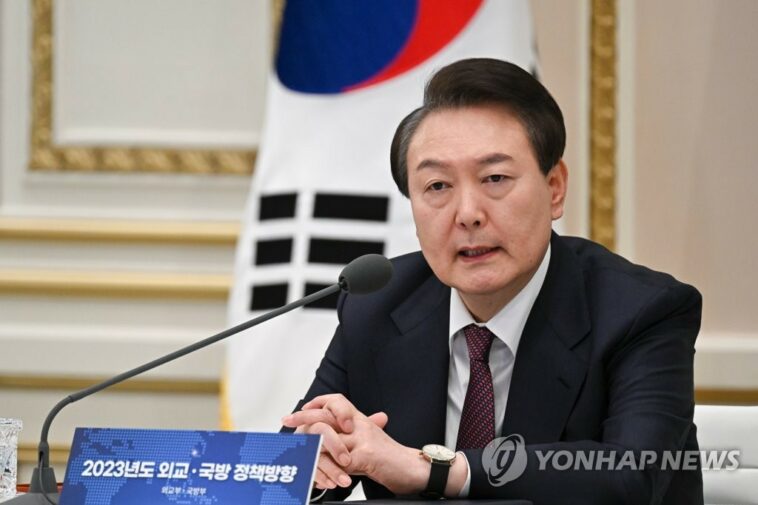 Yoon&apos;s approval rating falls below 40 pct: poll