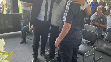Gianni Infantino respondió a quienes lo criticaron por tomarse una selfie cerca del ataúd abierto de Pelé durante su estadía en Brasil, mientras viajaba para presentar sus respetos al ícono del fútbol.