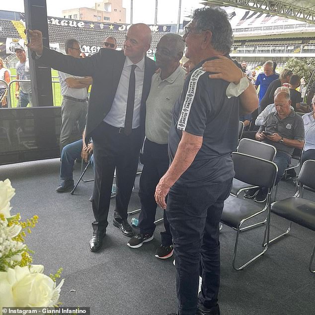 Gianni Infantino respondió a quienes lo criticaron por tomarse una selfie cerca del ataúd abierto de Pelé durante su estadía en Brasil, mientras viajaba para presentar sus respetos al ícono del fútbol.