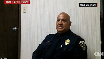 El exjefe de policía de la escuela de Uvalde, Peter Arredondo, habla con los investigadores del Departamento de Seguridad Pública de Texas menos de 24 horas después del tiroteo de mayo.