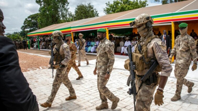 El líder de la junta de Malí indulta a los 49 soldados marfileños