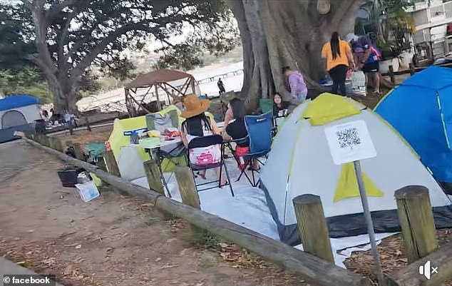 Un local ha dividido a los residentes después de quejarse de que las personas instalan tiendas de campaña en una playa popular en uno de los suburbios más lujosos de Sydney.