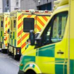 Paul Ransom trabaja a tiempo parcial en el NHS en Sussex, pero también responde a desastres naturales en el extranjero y enseña habilidades médicas en países devastados por la guerra.  Se ven ambulancias esperando fuera de la estación de ambulancias de Waterloo durante las huelgas del mes pasado.