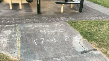 Un mensaje escrito a mano con tiza reservando una glorieta (en la foto) en un parque público en Brisbane ha causado furor entre los usuarios de las redes sociales.