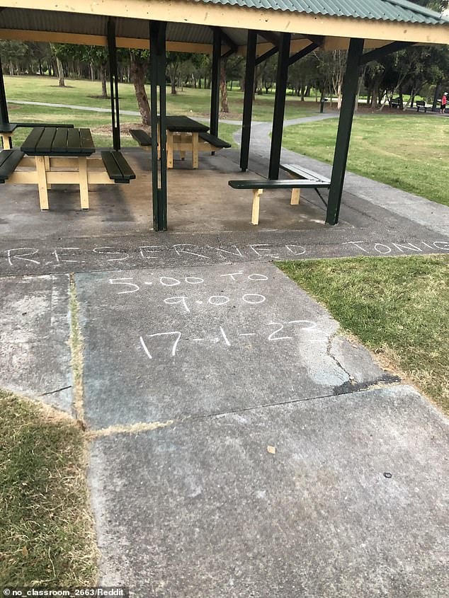 Un mensaje escrito a mano con tiza reservando una glorieta (en la foto) en un parque público en Brisbane ha causado furor entre los usuarios de las redes sociales.