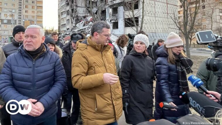 El ministro de Relaciones Exteriores de Alemania visita la asediada Kharkiv en Ucrania