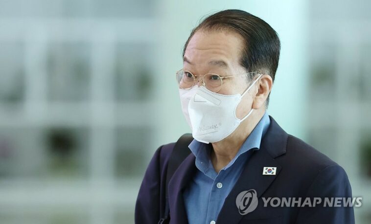 Unification minister to seek support for Yoon&apos;s &apos;audacious&apos; initiative at Davos forum