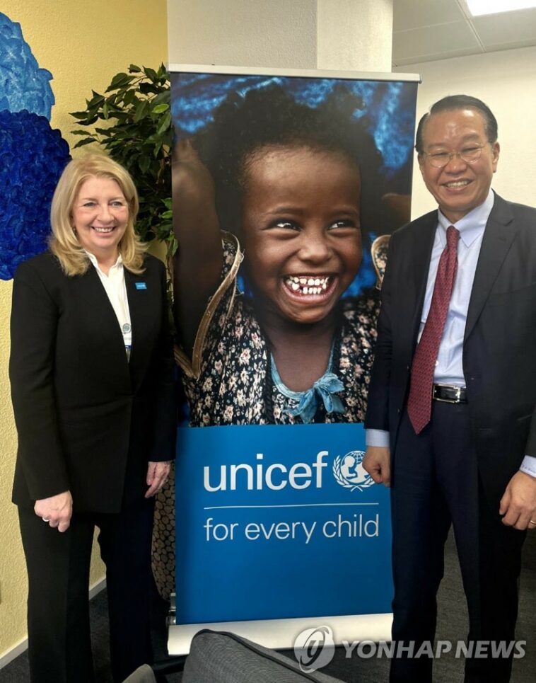 Unification minister meets UNICEF, WFP chiefs over N. Korea&apos;s humanitarian situations