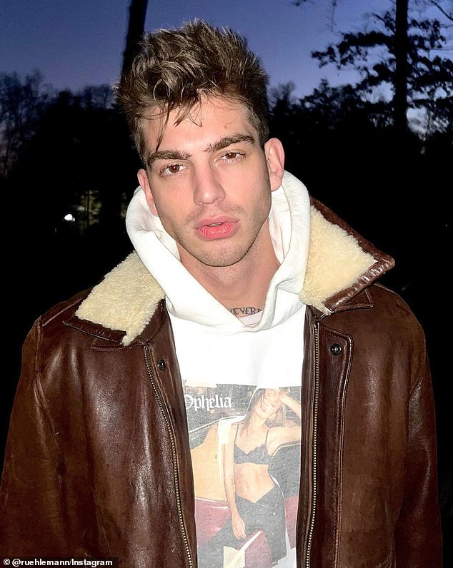 El modelo Jeremy Ruehlemann, quien apareció en los desfiles del diseñador de moda Christian Siriano y considerado su musa, murió a la edad de 27 años.