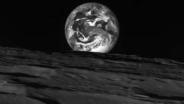 Asombroso: el primer orbitador lunar de Corea del Sur ha hecho todo lo posible para emular la icónica imagen de la Salida de la Tierra del astronauta del Apolo Bill Anders con una serie de impresionantes fotografías en blanco y negro de la Tierra y la Luna.