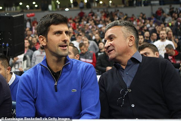 El padre de Novak Djokovic, Srdjan (derecha), optó por mantenerse alejado de la final del Abierto de Australia