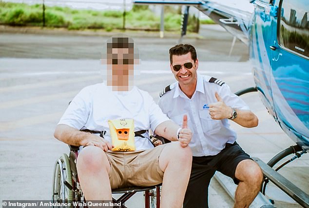 El piloto de Sea World, Michael James, aclamado como un héroe por aterrizar su helicóptero, fue dado de alta del hospital (en la foto a la derecha)