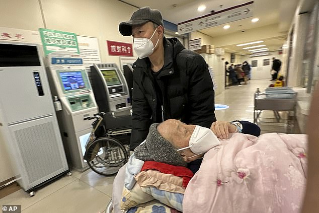 Un paciente anciano es empujado por un pasillo de la sala de emergencias de un hospital en Beijing.