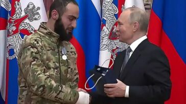 El presidente ruso otorga medallas de valentía a los convictos reclutados que cumplieron seis meses en Ucrania