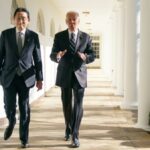 El primer ministro de Japón le dice a Biden que la nueva era requiere más fuerza militar