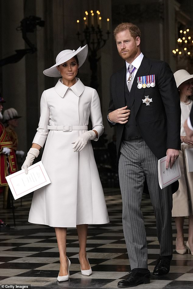 Las fuentes han dicho que el Príncipe Harry no hará una aparición pública en el balcón si él y su esposa Meghan asisten a la coronación en mayo.