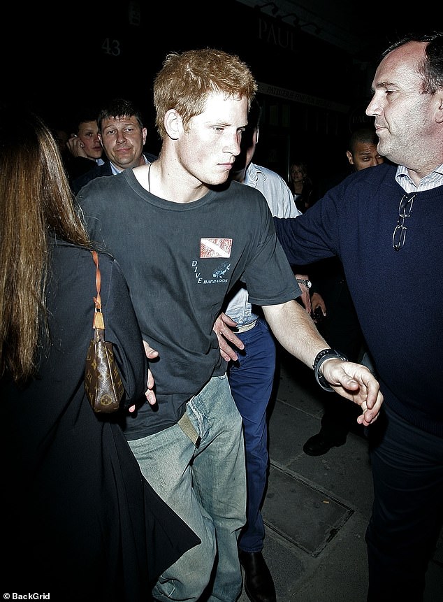 El príncipe Harry, fotografiado aquí saliendo de Bouijis en South Kensington en 2006, afirma que se enfrentó a un contenedor parlante durante un mal viaje con hongos.