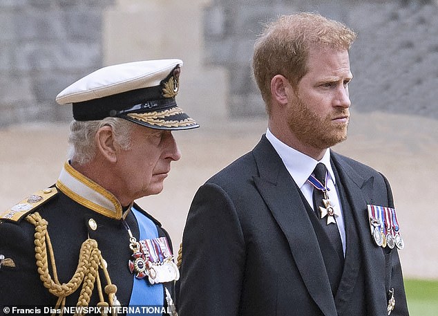 El duque de Sussex le dijo a The Telegraph que optó por dejar de lado varias bombas porque le preocupaba que su padre y su hermano no lo