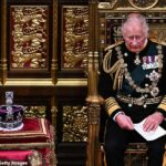 En esta foto de archivo tomada el 10 de mayo de 2022, el Príncipe Carlos de Gran Bretaña, Príncipe de Gales, reacciona después de leer el Discurso de la Reina mientras lo sostiene en sus manos en la Cámara de los Lores durante la Apertura Estatal del Parlamento en las Casas del Parlamento, en Londres. .  - La coronación del rey Carlos III tendrá lugar el 6 de mayo de 2023