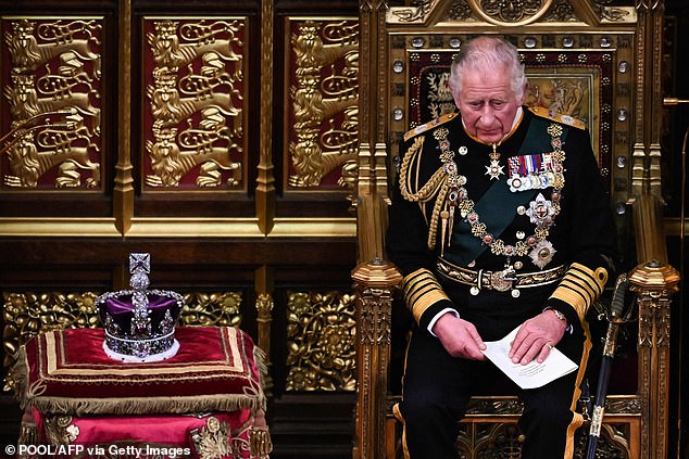 En esta foto de archivo tomada el 10 de mayo de 2022, el Príncipe Carlos de Gran Bretaña, Príncipe de Gales, reacciona después de leer el Discurso de la Reina mientras lo sostiene en sus manos en la Cámara de los Lores durante la Apertura Estatal del Parlamento en las Casas del Parlamento, en Londres. .  - La coronación del rey Carlos III tendrá lugar el 6 de mayo de 2023