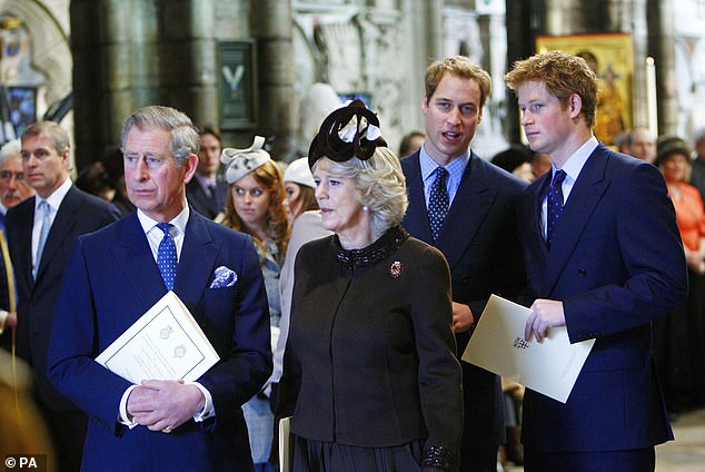 Se dice que William y Harry, fotografiados en 2007, se opusieron a que Charles se casara con la 'otra mujer' Camilla, afirma el nuevo libro del duque de Sussex.