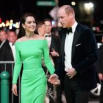 El príncipe William (con Kate) luciendo como Bond en un traje de noche de terciopelo completo con una pajarita negra en su premio Earthshot de £ 50 millones el 2 de diciembre