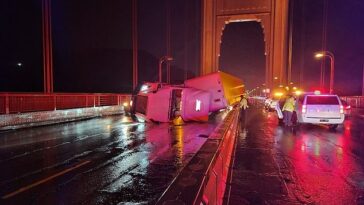 Las imágenes mostraron una gran plataforma volcada en el puente Golden Gate de San Francisco.  El accidente ocurrió la noche del sábado cuando ráfagas de viento y lluvia azotaron la ciudad