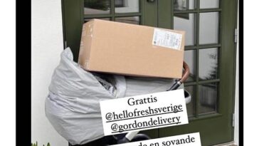 La mujer dejó a su bebé dormido en una carriola afuera de su casa en Suecia solo para encontrar una gran caja de cartón Hello Fresh encima del bebé.