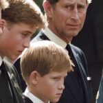 El rey Carlos todavía espera construir puentes con su hijo Harry, dicen las fuentes del Palacio, a pesar de las afirmaciones dañinas hechas por el príncipe en sus próximas memorias Spare (En la imagen: Charles, Harry y William en el funeral de la princesa Diana en 1997)