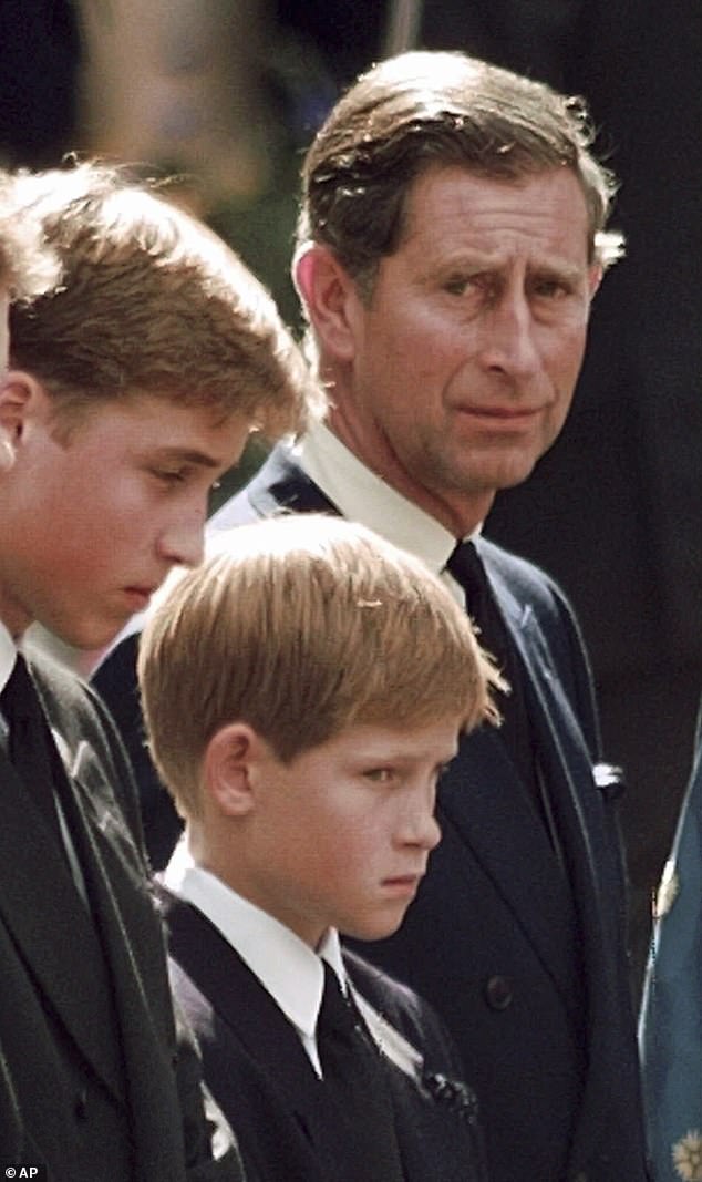 El rey Carlos todavía espera construir puentes con su hijo Harry, dicen las fuentes del Palacio, a pesar de las afirmaciones dañinas hechas por el príncipe en sus próximas memorias Spare (En la imagen: Charles, Harry y William en el funeral de la princesa Diana en 1997)