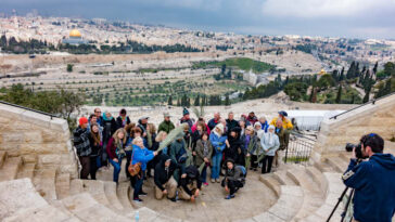 Tourists in jerusalem credit: Shutterstock