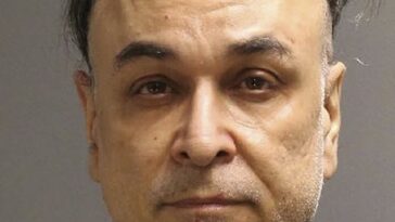 Gary Cabana, de 60 años, está acusado de dos cargos de intento de asesinato y dos cargos de asalto por un ataque a dos empleados del Museo de Arte Moderno en marzo.