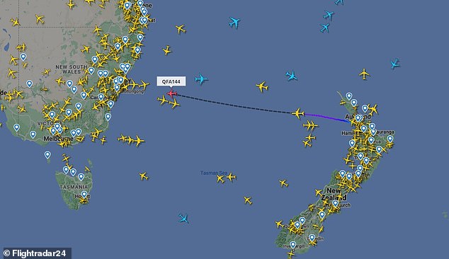 Flight Radar indicó que el vuelo, que viaja de Auckland a Sydney, se encuentra actualmente sobre el agua.