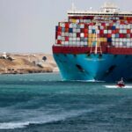 Empresa dice que buque de carga encalló en el canal de Suez de Egipto