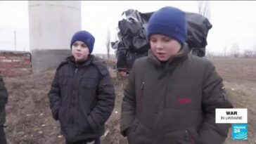En la colina con señal móvil, los niños ucranianos construyen un aula improvisada