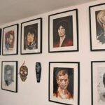 Una pared de horror: la presunta asesina Shaye Groves tenía retratos de algunos de los asesinos en serie más notorios del mundo colgados en su pared, según los fiscales.