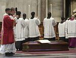 En marcha el funeral del cardenal George Pell en el Vaticano